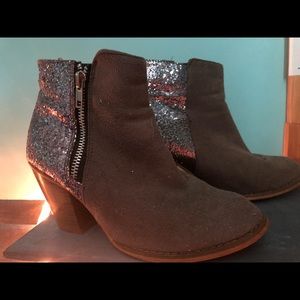 Heeled bootie. Sparkles and suede side zip.